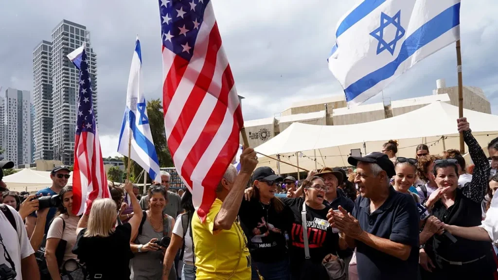 Israelis Hail Trump During Celebratory Gathering for Hamas Hostage Agreement in Tel Aviv