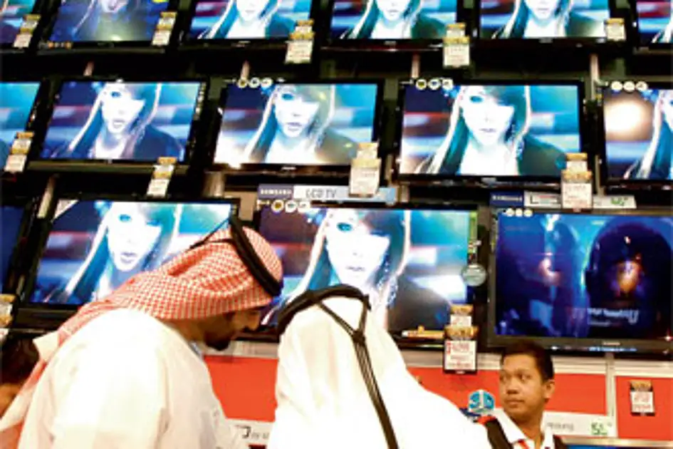 UAE Fans Gear Up for FIFA World Cup: Big Screens in High Demand!