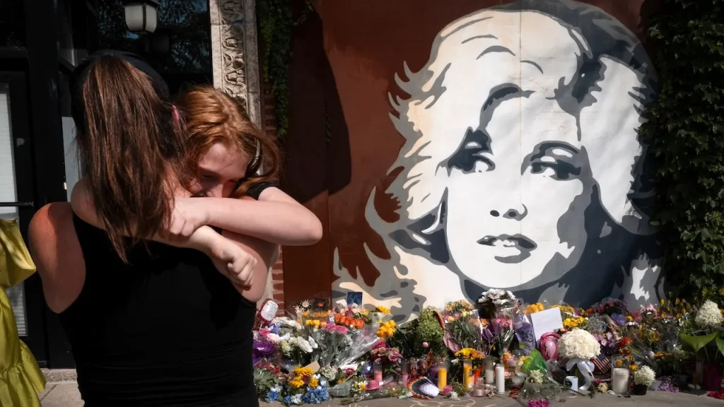 Dolly Parton’s Passing Leaves Fans in Heartfelt Mourning