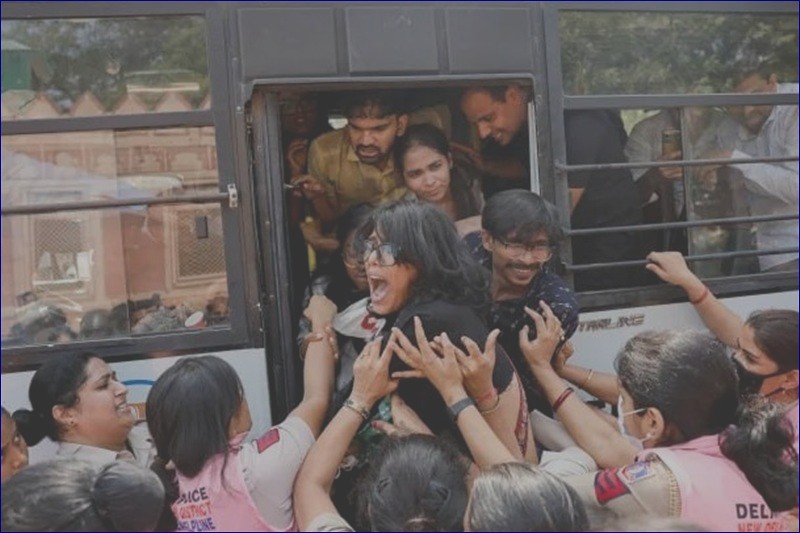 India Arrests 2,000 ‘Cockroach’ Protesters in Bold Action Against Election Commission Leader